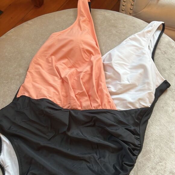 Like new! Cupshe Sz L Color Block U back 1Pc Swimsuit - Picture 2 of 8
